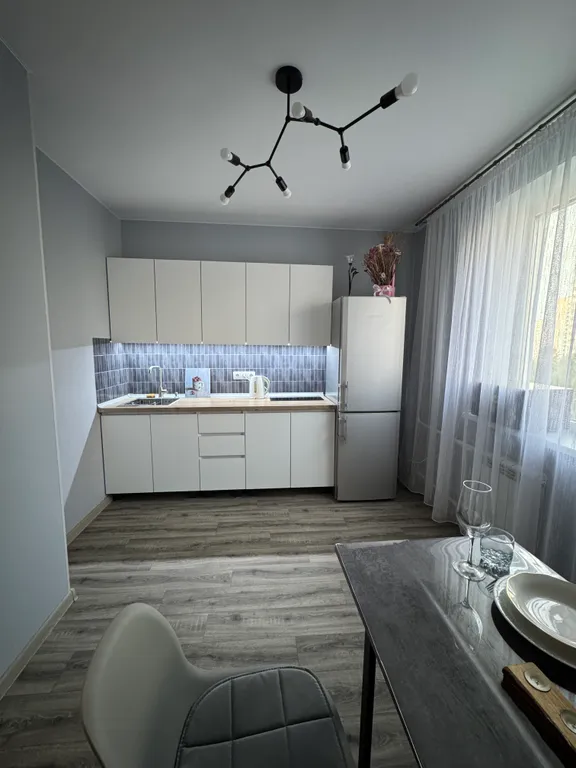 Уютная однушка с новым ремонтом на Клыкова с современной мебелью