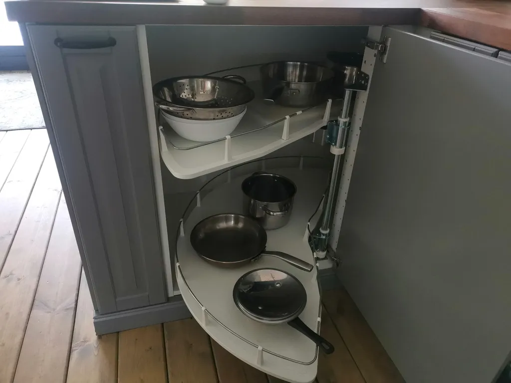 Современный уютный домик с камином на берегу реки Оки