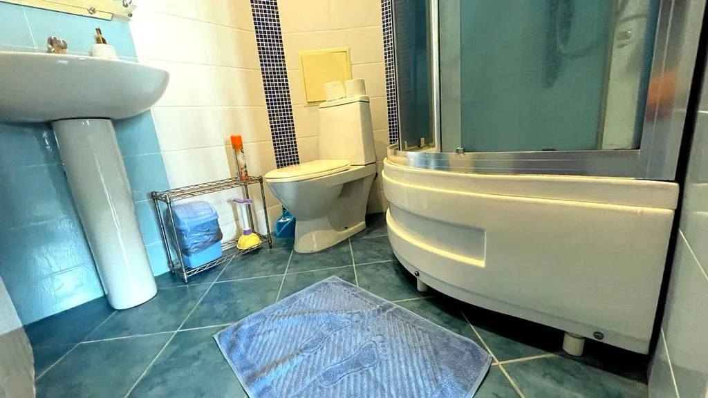 Эллинг на берегу и видом на моря