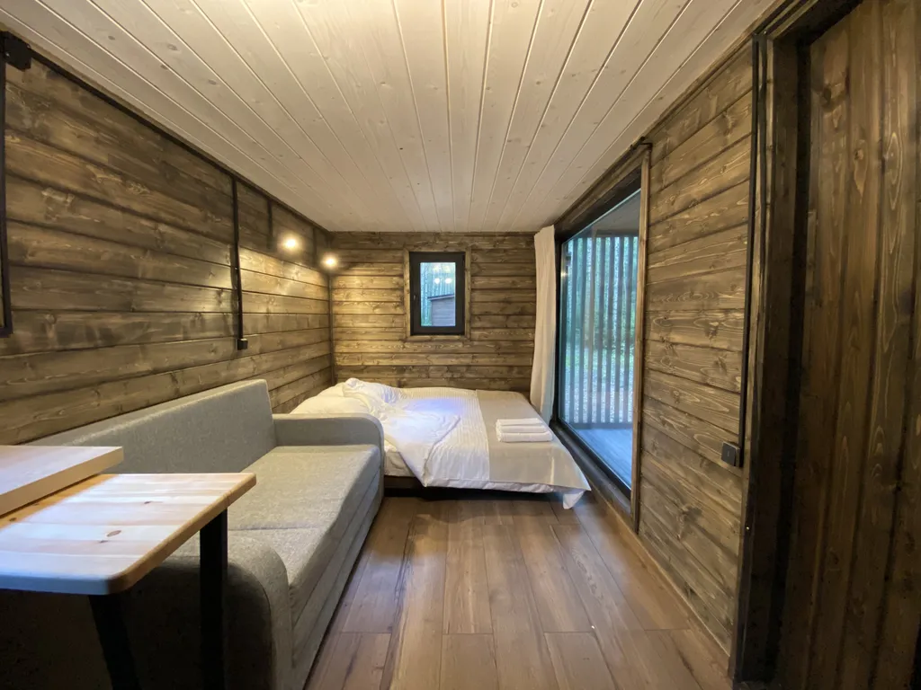 Дом с панорамным окном и видом на лес