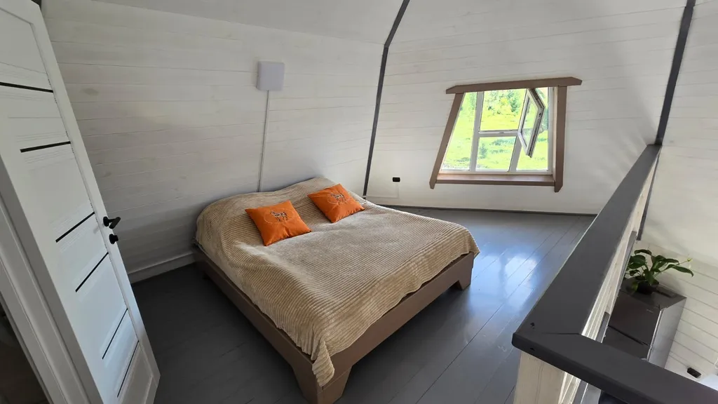 Дом в алтайском стиле (аил) у водопада