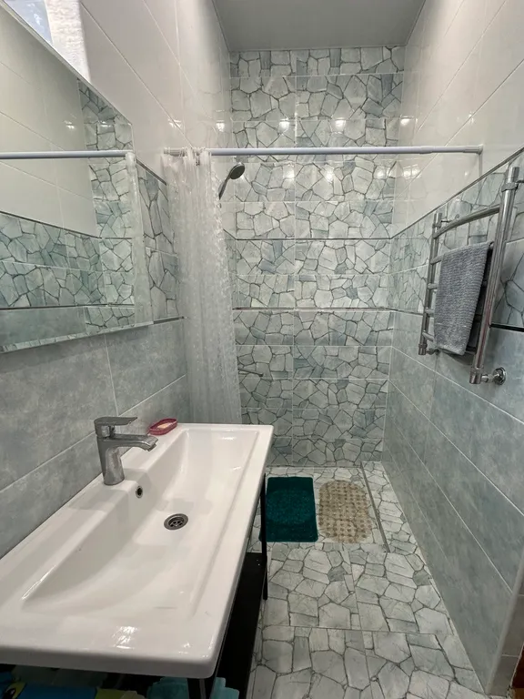 Комната с отдельным входом в частном доме и гостевая кухня