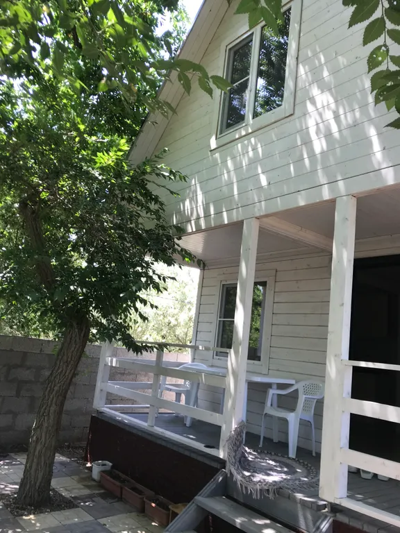 Домик на берегу Каспийского моря