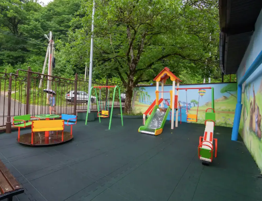 Студия с видом на озеро и горы