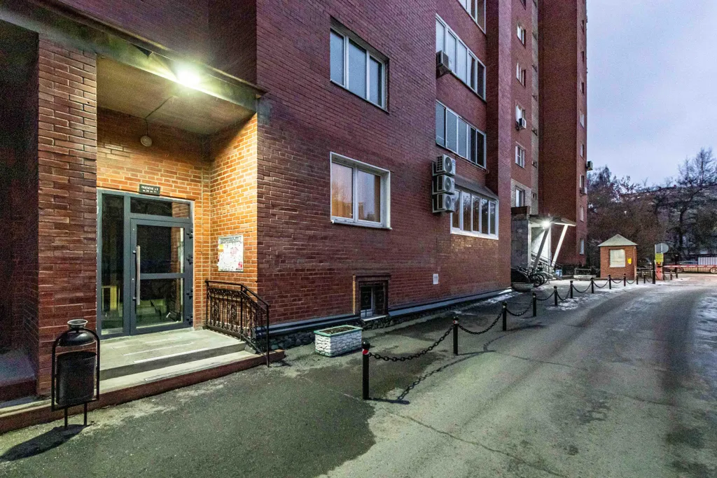 Квартира Уютная комната с выходом на балкон в трёхкомнатной квартире — Екатеринбург