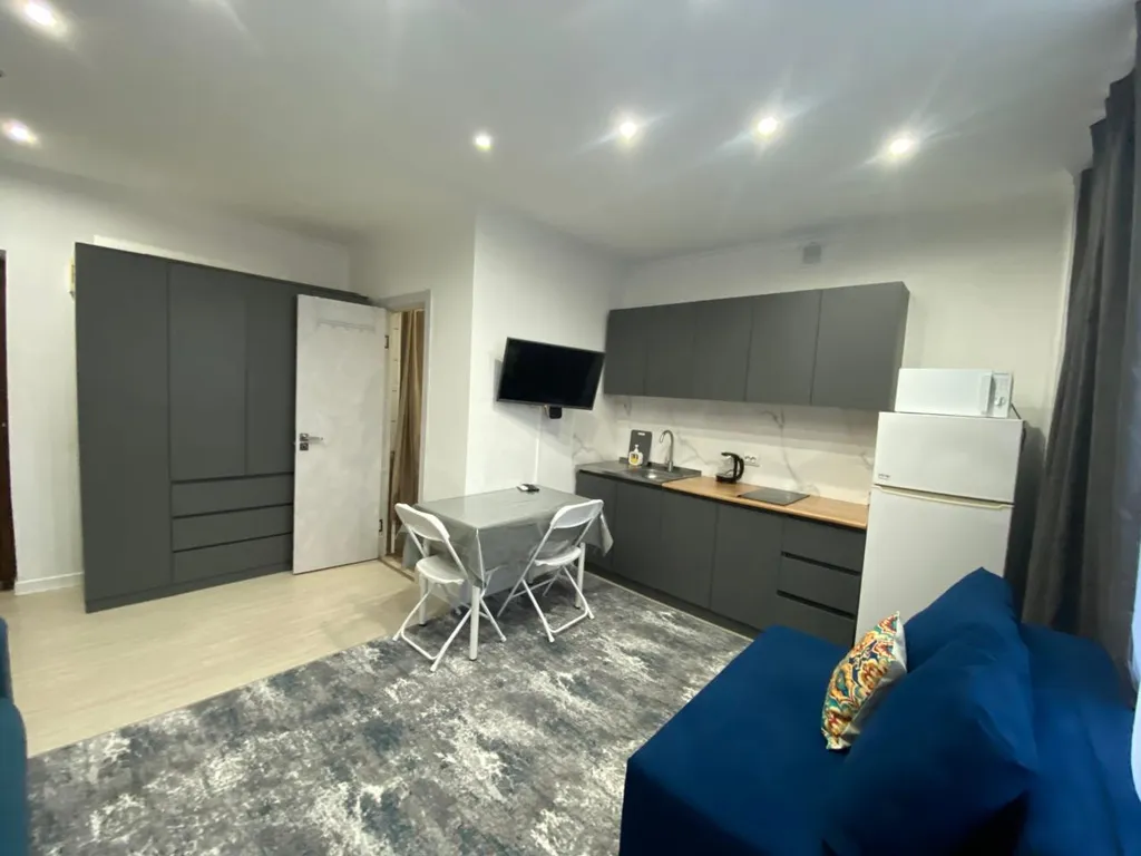 Уютная квартира-студия 20 минут от моря. Большие окна, вид на горы