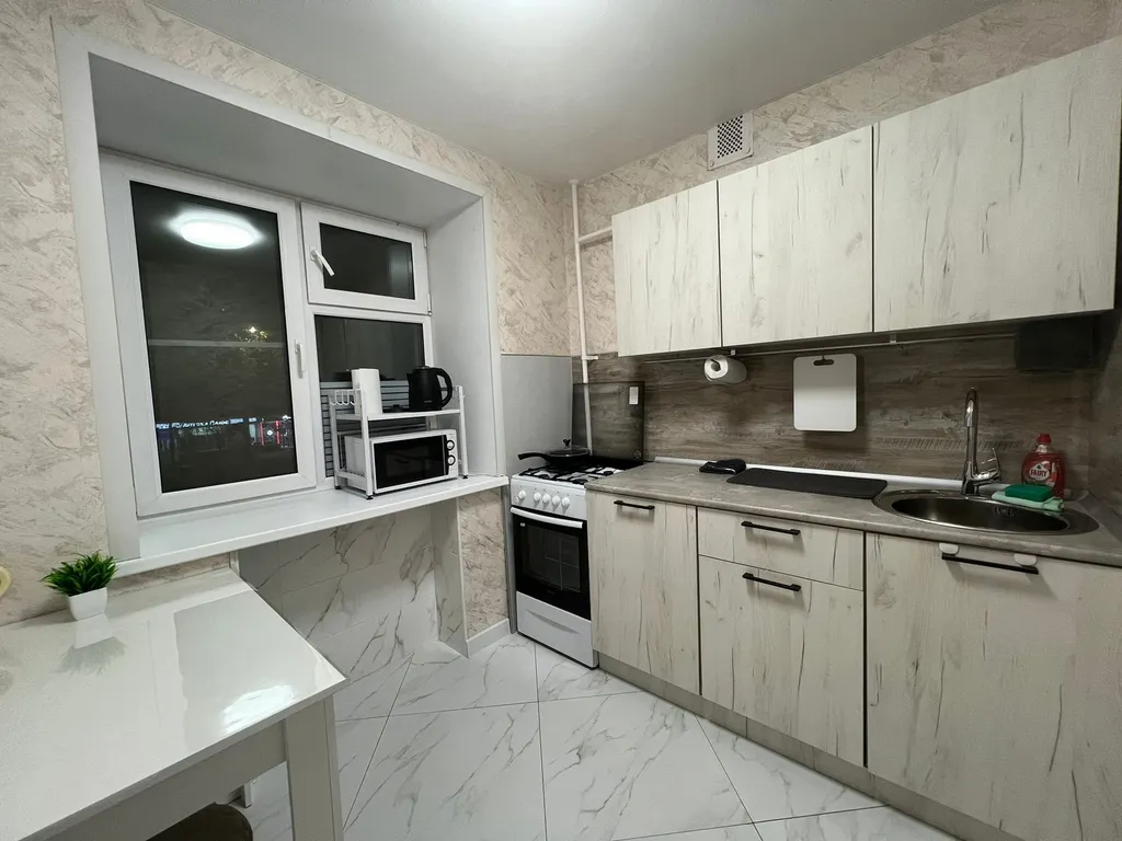 2-х комнатная квартира, ремонт новый, ЖД вокзал рядом