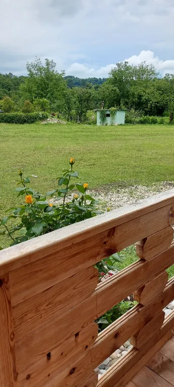 Дом в деревне на берегу реки для спокойного отдыха