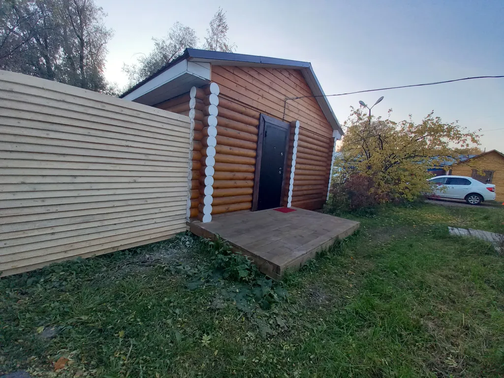 Домик из сосны в городе  С.