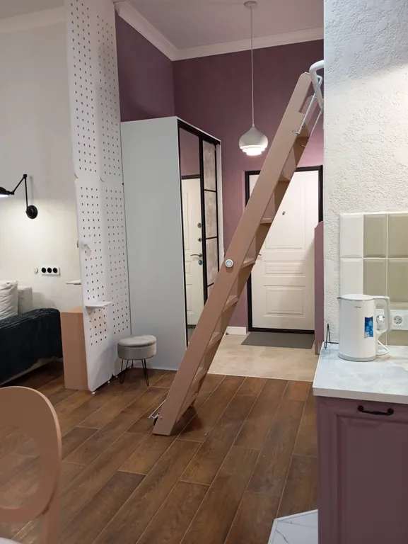 Уютная студия с высокими потолками