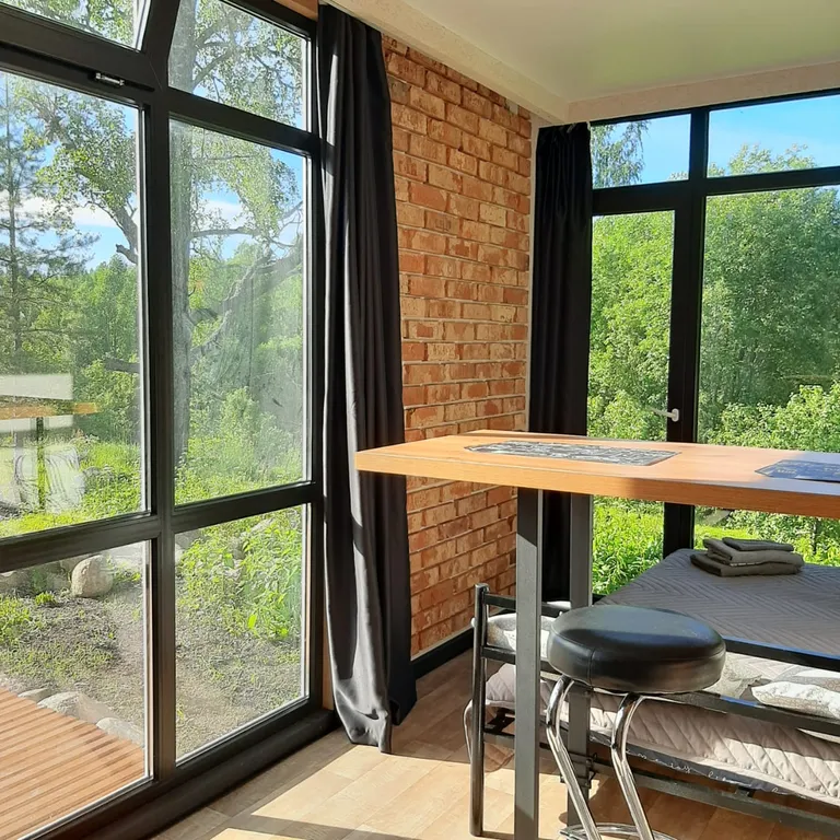 Уютный домик-студия на склоне холма у реки