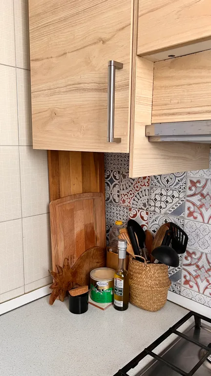 Уютная комната с балконом в центре