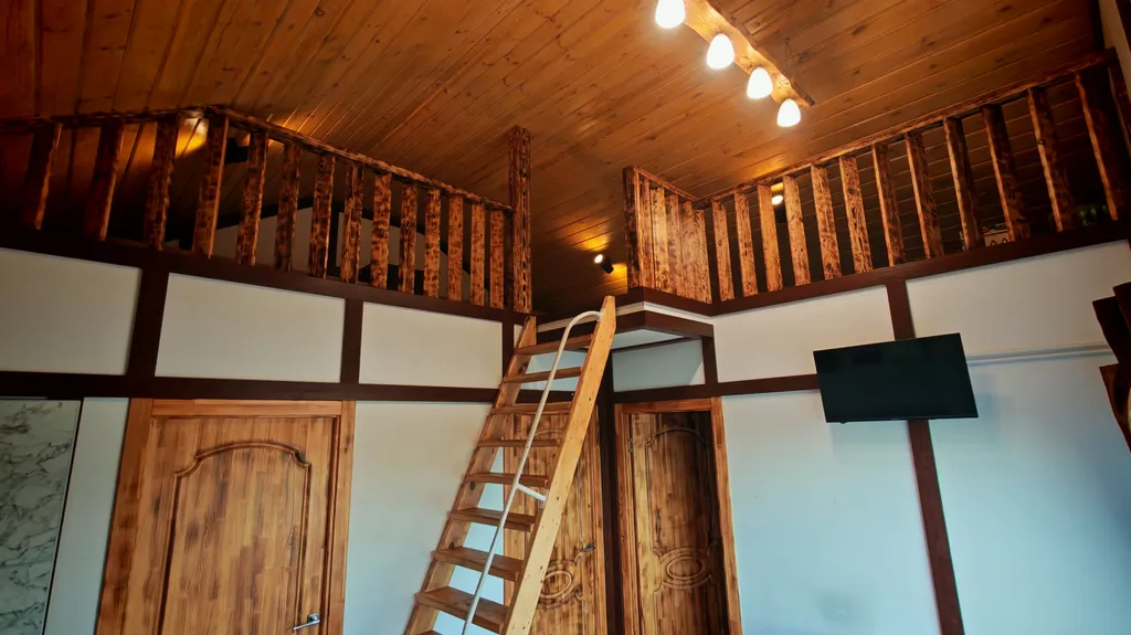 Дома и бани на берегу озера