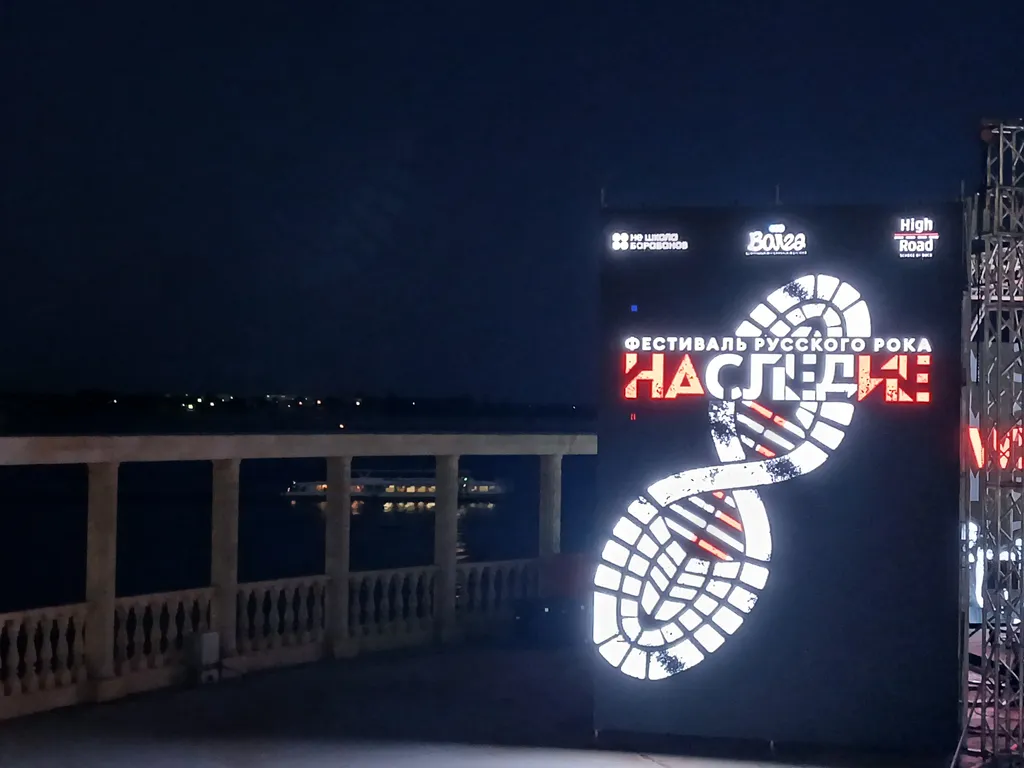 Жизнь с видом реку: огромная лоджия с панорамным остеклением в пол!