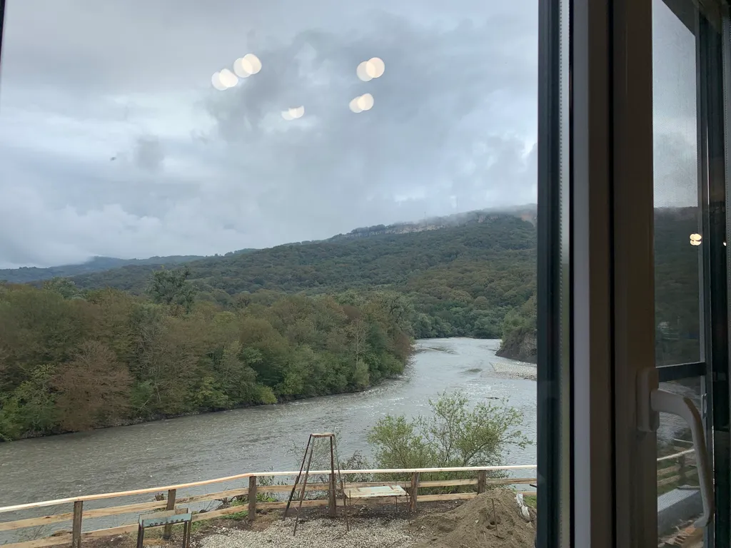 Дом на берегу реки с бассейном и видом