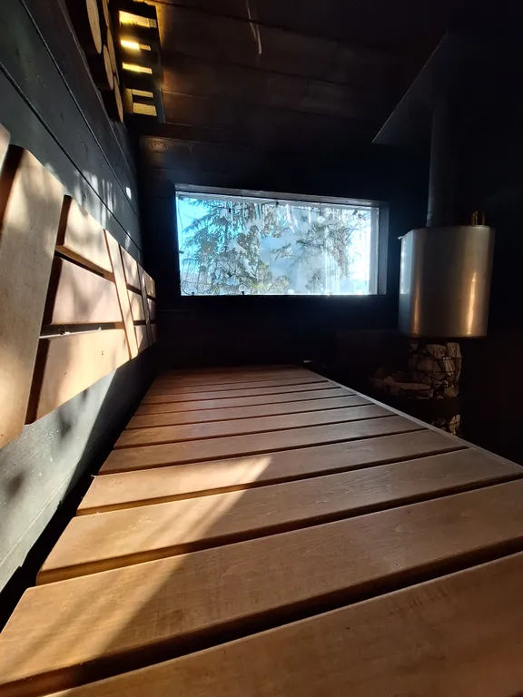 Уютный домик для двоих с террасой в лесу