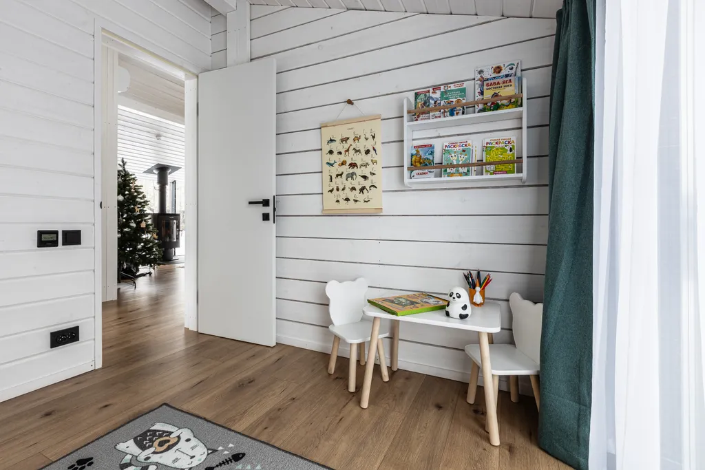 Новый панорамный дом с лесом на участке