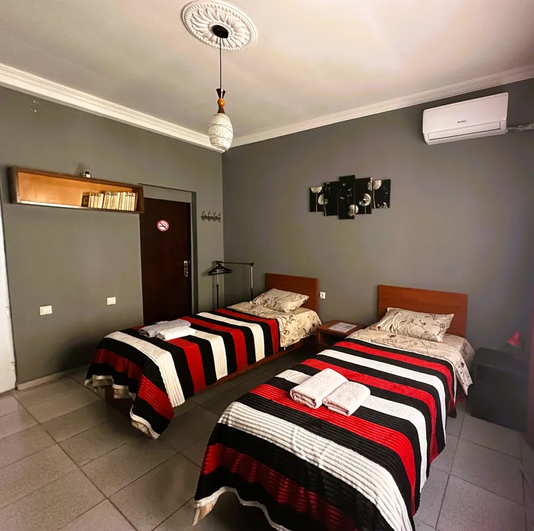 Номер с двориком и двумя кроватями