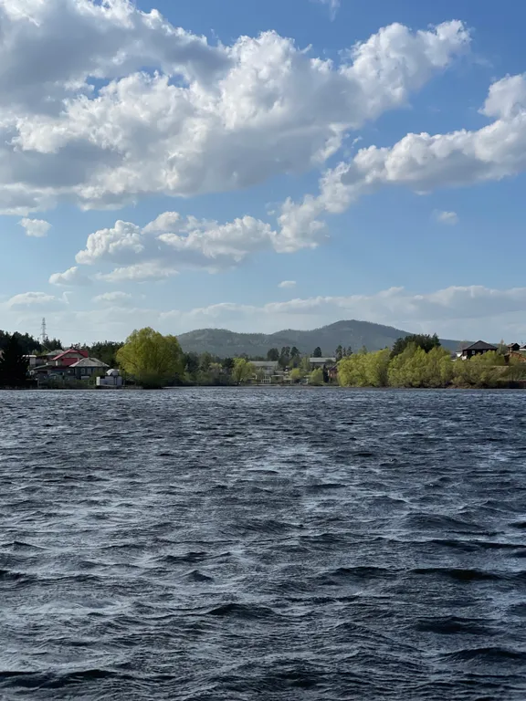 Номер с панорамными окнами и видом на озеро