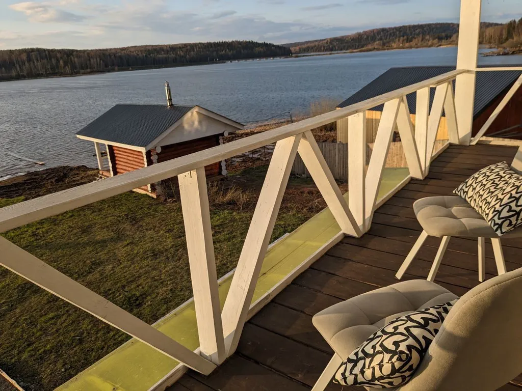 Речное поместье глэмпинг на берегу реки