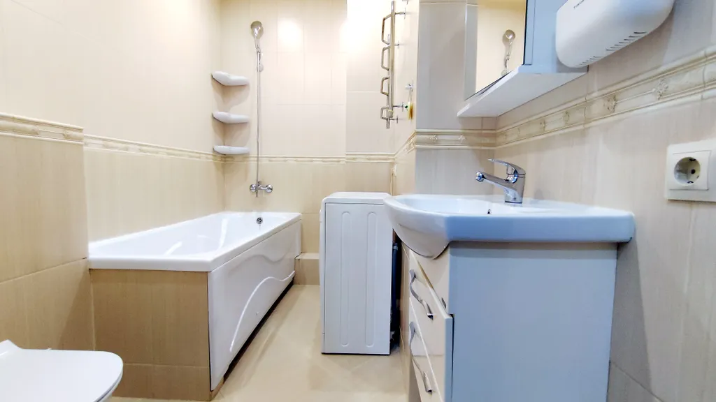 Идеально расположенный комфортный апартамент со спальней. Большие окна