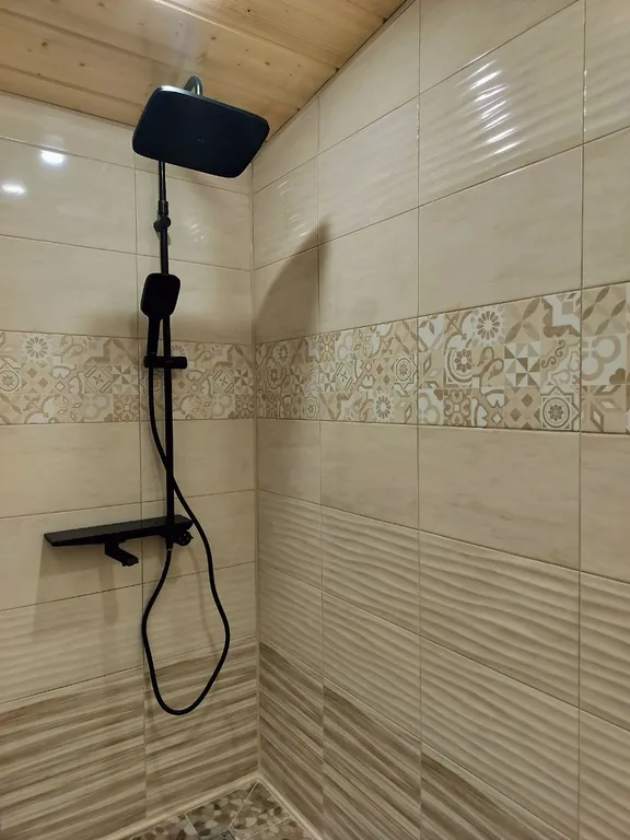 Новый современный Барнхаус посреди леса