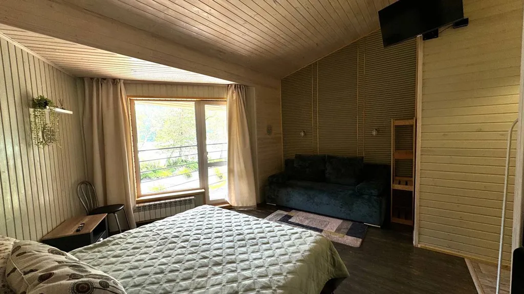 Современная студия на берегу реки