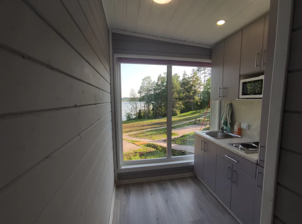 Домик с панорамным остеклением, террасой и видом на озеро