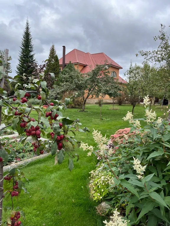 Коттедж в саду