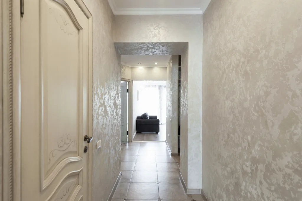 Просторная 3-кoмнатная квapтиpa с панорамными окнами в тихом центре