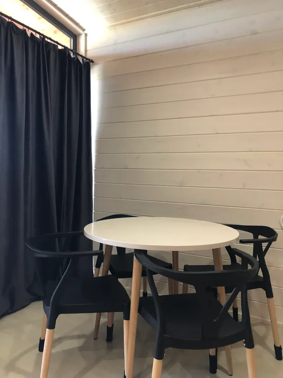 Современный дом на берегу моря