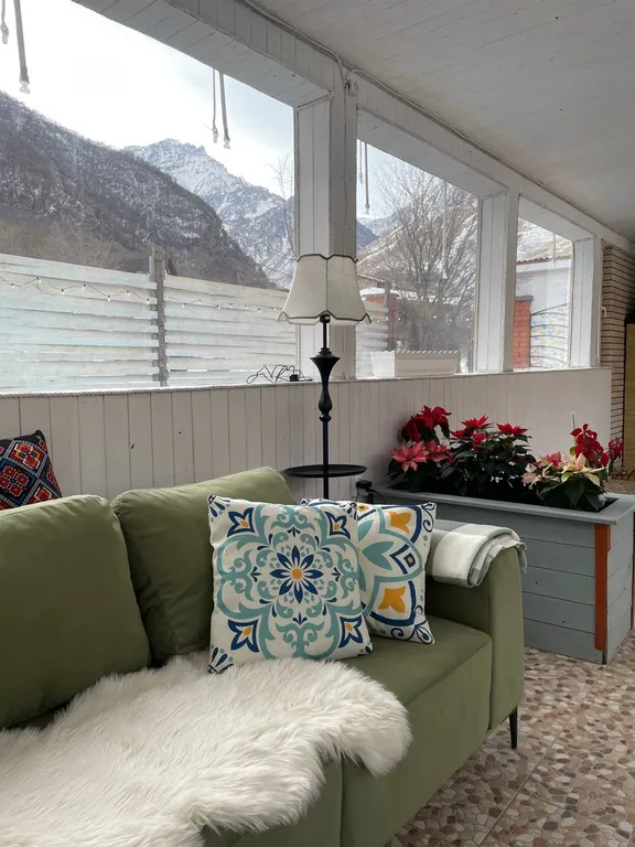 Дом с бассейном у леса