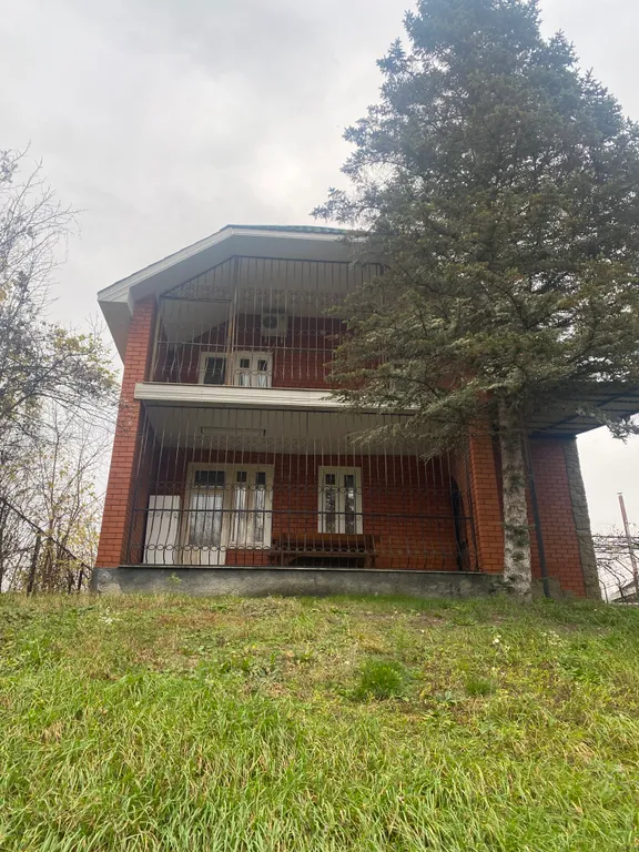 Дом на берегу реки