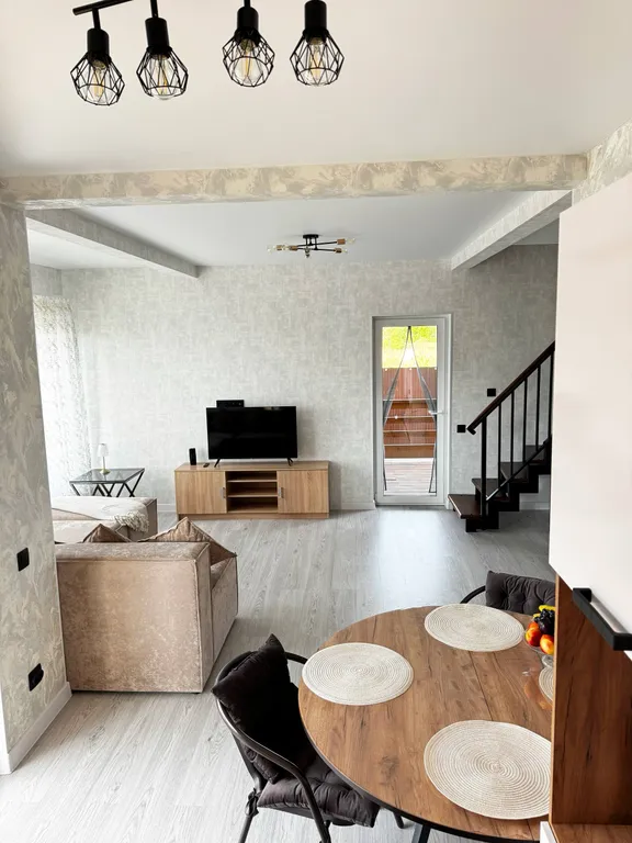 Стильный дом-шале с панорамными окнами, террасой и костровой зоной