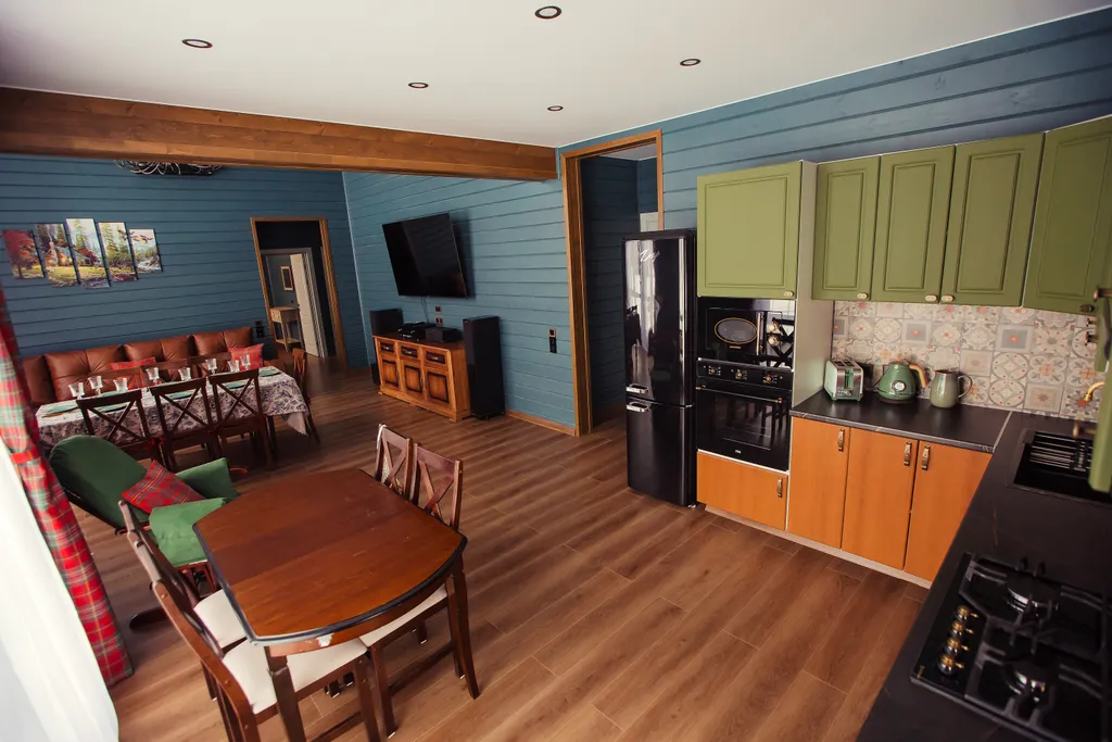 Большой панорамный коттедж в английском стиле с видом на озеро