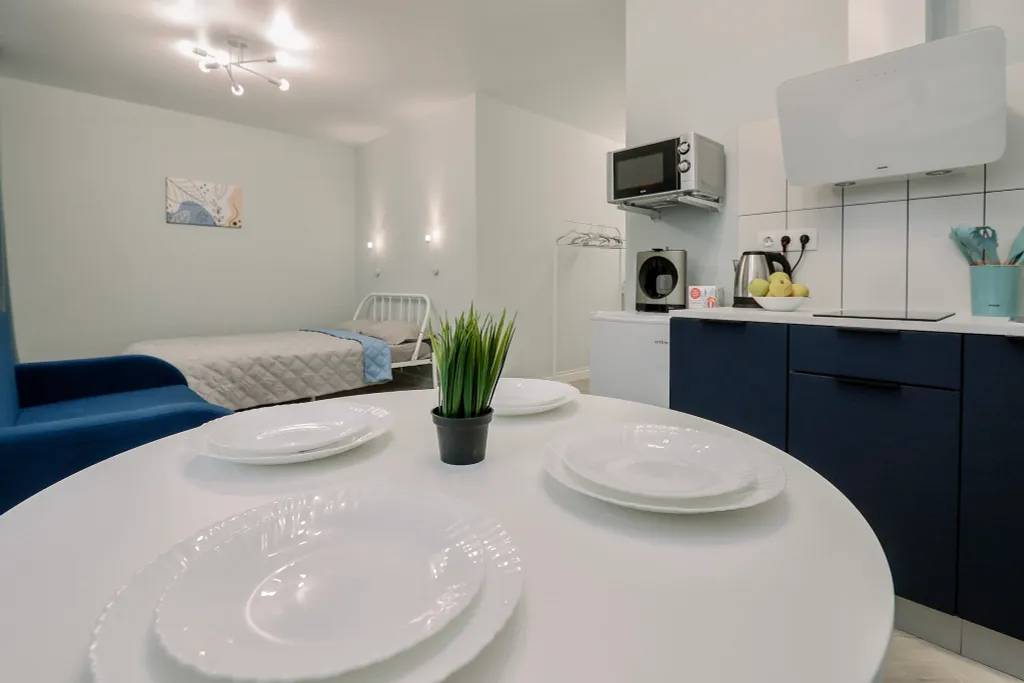 Пpоcторнaя кваpтира c бaлкoнoм и кpасивым видом на город