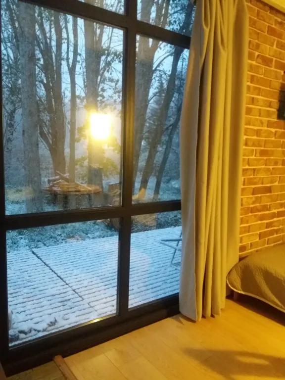 Дом на склоне холма у реки