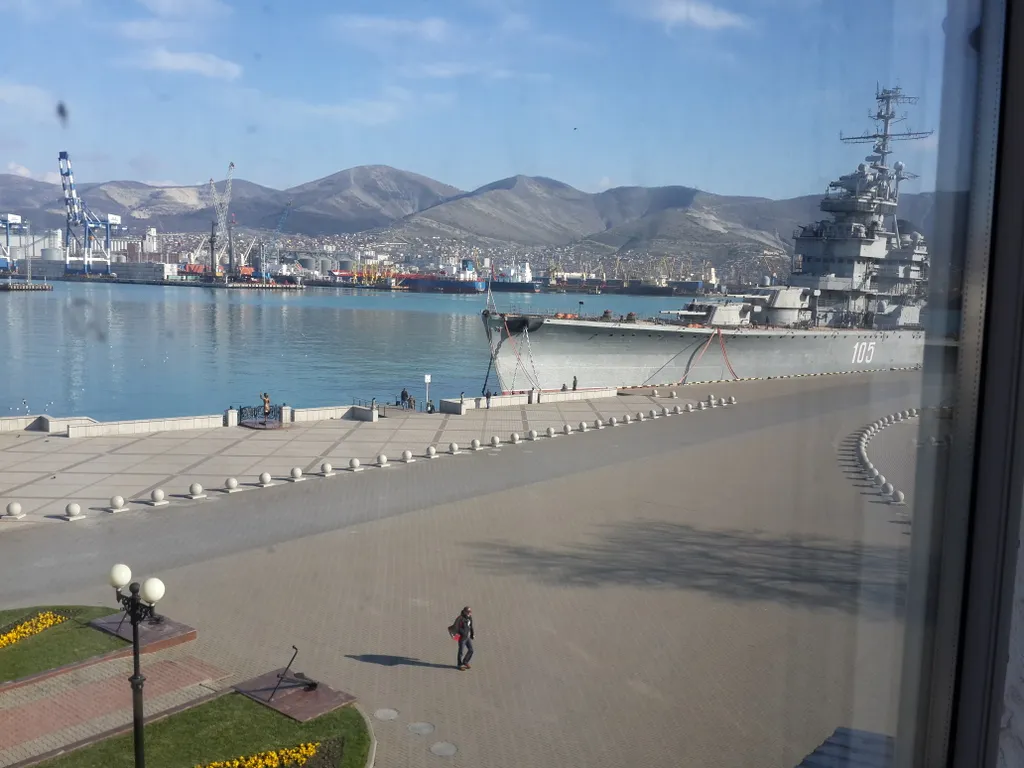 Квартира с видом на море и крейсер