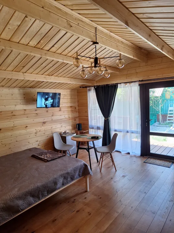 Деревянный домик на Кипарисовой аллее