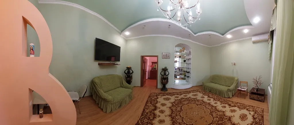 Отдельный дом с двором и беседкой, со всеми условиями