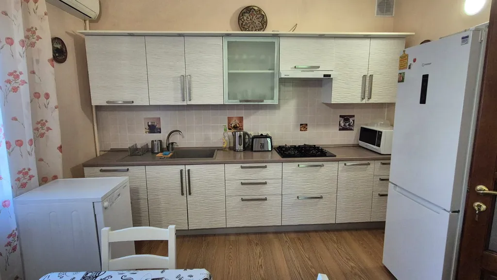 Трёхэтажный таунхаус в живописном месте с большим садом