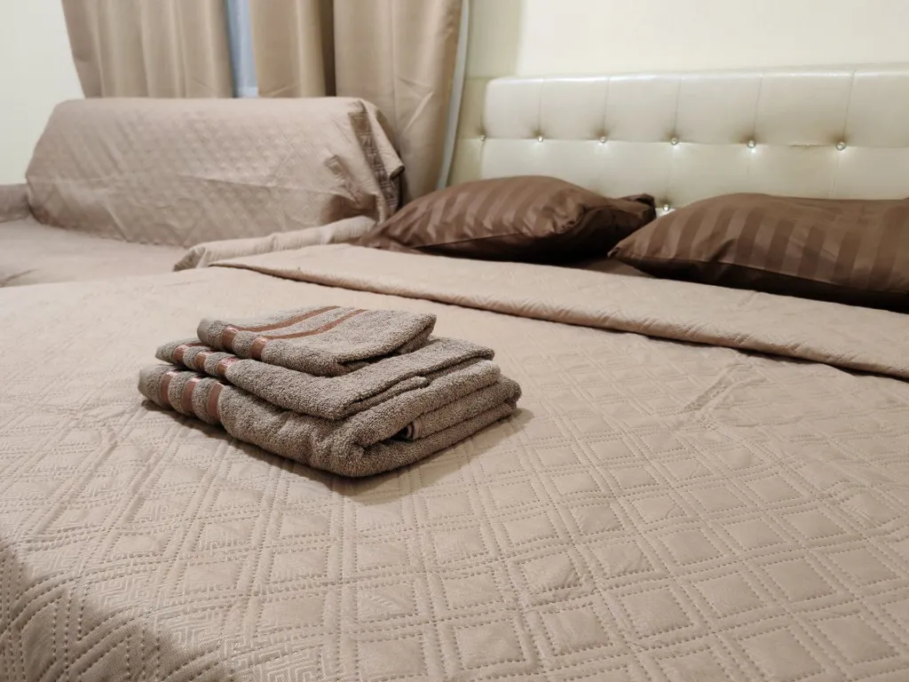 Светлая квартира с большими окнами и высокими потолками