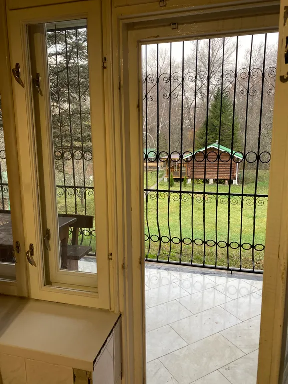 Дом на берегу реки