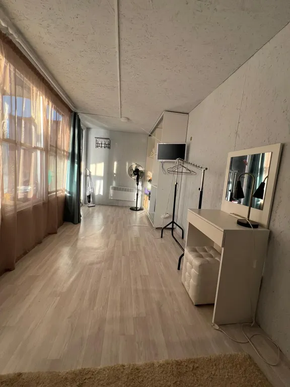 Дачный домик с большой террасой и бассейном