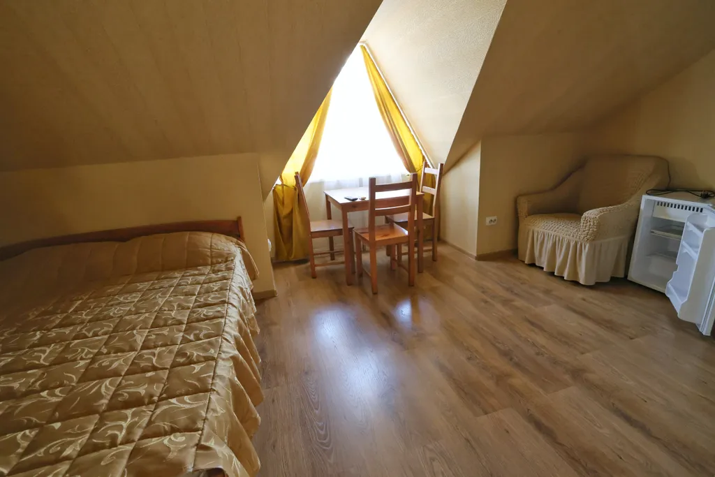 Двухместный номер с доп. местом без балкона с видом на горы