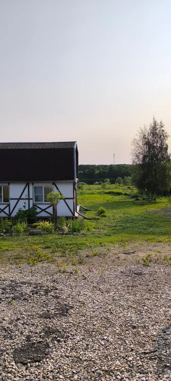 Уютный дом на берегу реки Великой