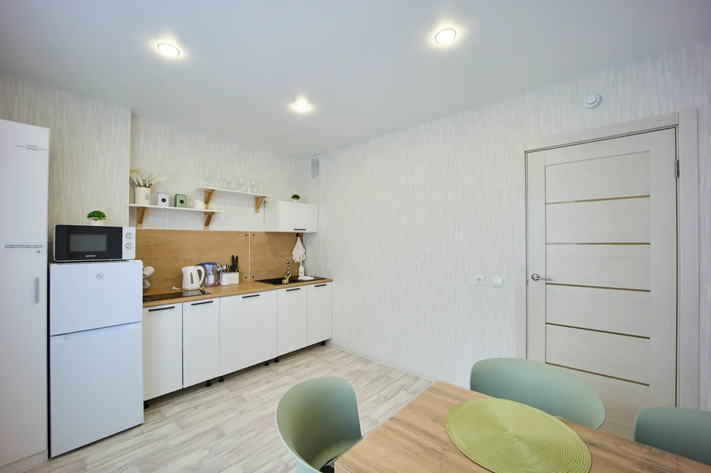 Семейный отдых в тишине: новый дом, безопасный двор и уютная квартира