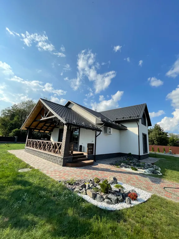 Коттедж для отдыха вблизи леса, с отдельной территорией и баней