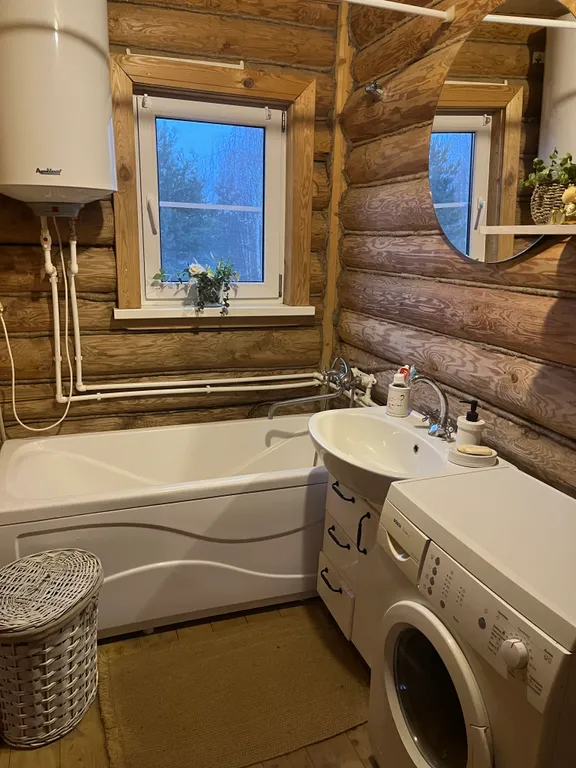 Дом на берегу озера с собственной конюшней