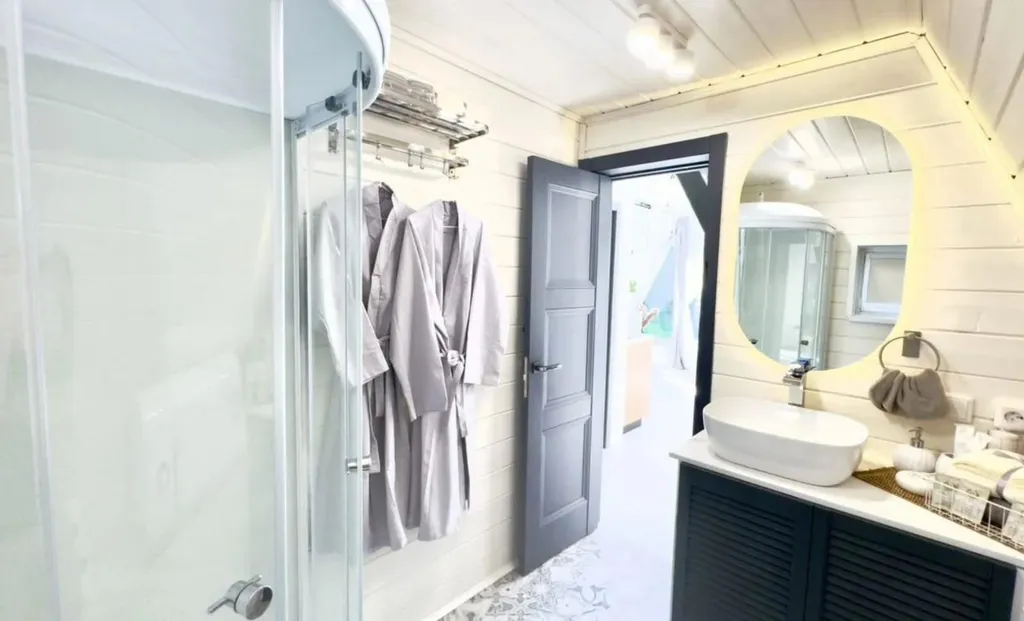 Дом в окружении леса с чаном и баней на территории